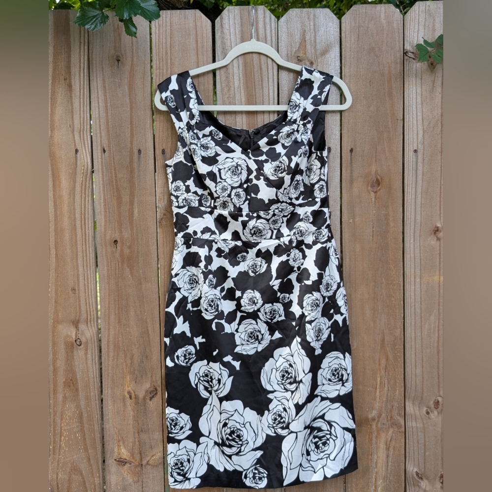 White House Black Market Floral Roses Patterned Sweetheart Dress